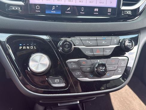 Used 2025 Chrysler Pacifica Select FWD image 19
