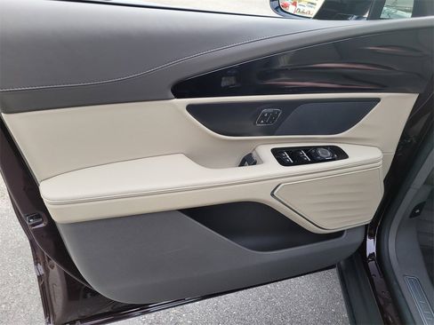 Certified 2025 Lincoln Nautilus Premier image 13