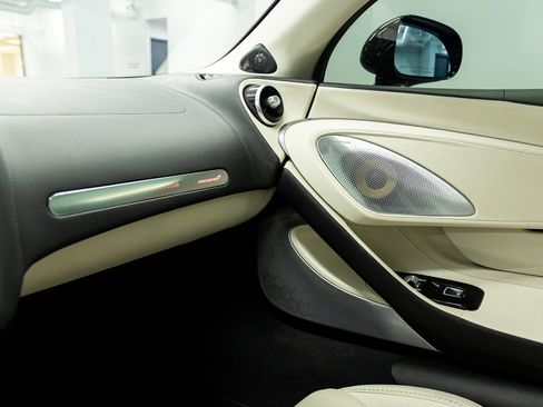 Used 2020 McLaren GT image 32