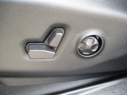 Used 2024 Chrysler Pacifica Limited FWD image 37