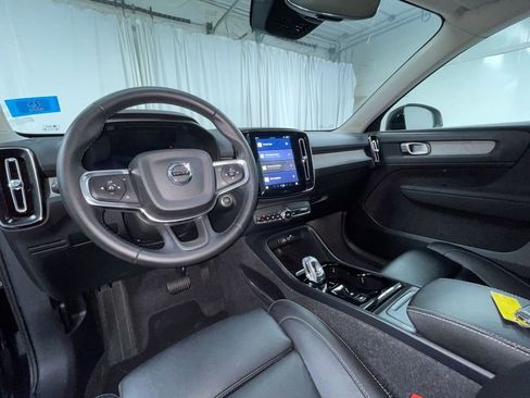 Used 2025 Volvo XC40 B5 Plus image 3