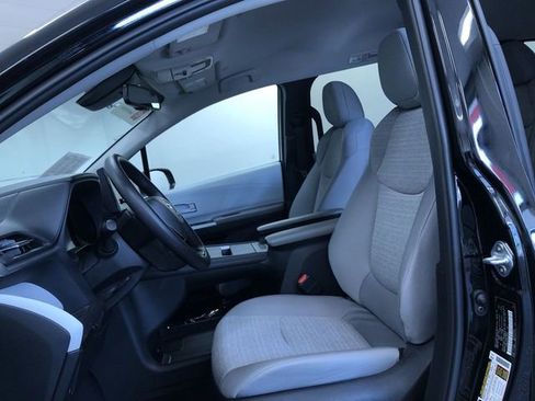 Used 2026 Toyota Sienna LE FWD image 18