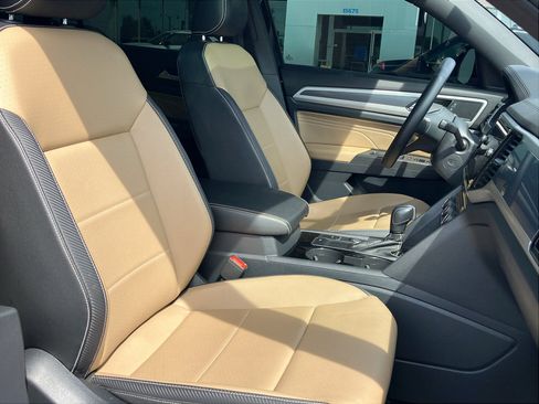 Used 2022 Volkswagen Atlas Cross Sport SE FWD image 35