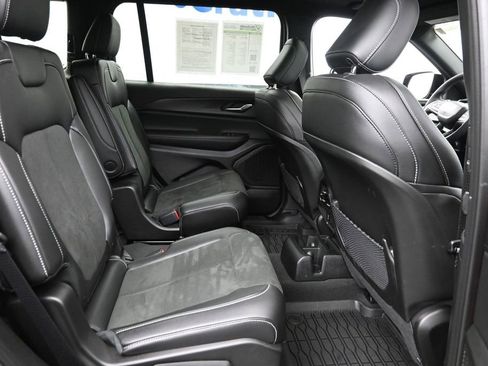 Used 2025 Jeep Grand Cherokee L Altitude AWD/4WD image 8