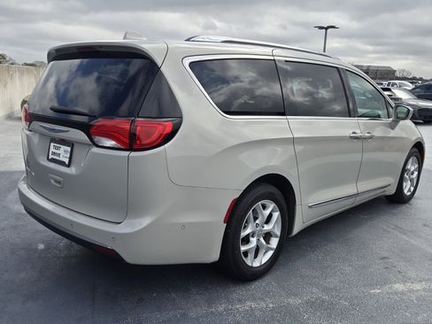 Used 2017 Chrysler Pacifica Touring-L Plus w/ Advanced Safetytec Group image 9