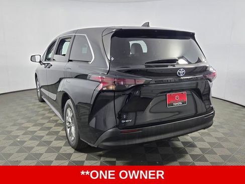 Used 2025 Toyota Sienna LE image 6