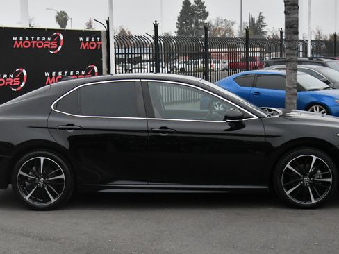 Used 2019 Toyota Camry XSE image 9