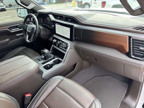 Used 2024 GMC Sierra 1500 Denali w/ Technology Package AWD/4WD image 29