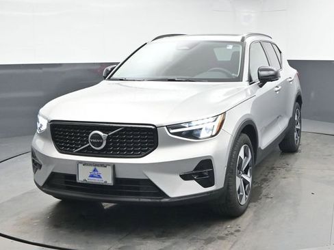 Used 2023 Volvo XC40 B5 Plus w/ Driver Assist Package image 3