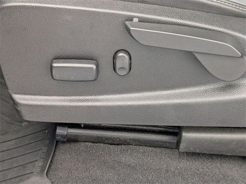 Used 2019 Chevrolet Colorado Z71 w/ Z71 Midnight Edition image 14