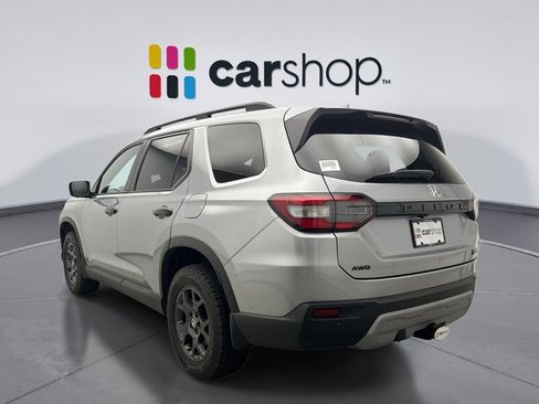 Used 2025 Honda Pilot TrailSport image 3