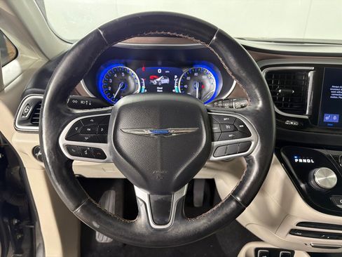 Used 2017 Chrysler Pacifica Touring-L Plus image 14