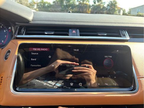 Used 2019 Land Rover Range Rover Velar R-Dynamic SE image 30