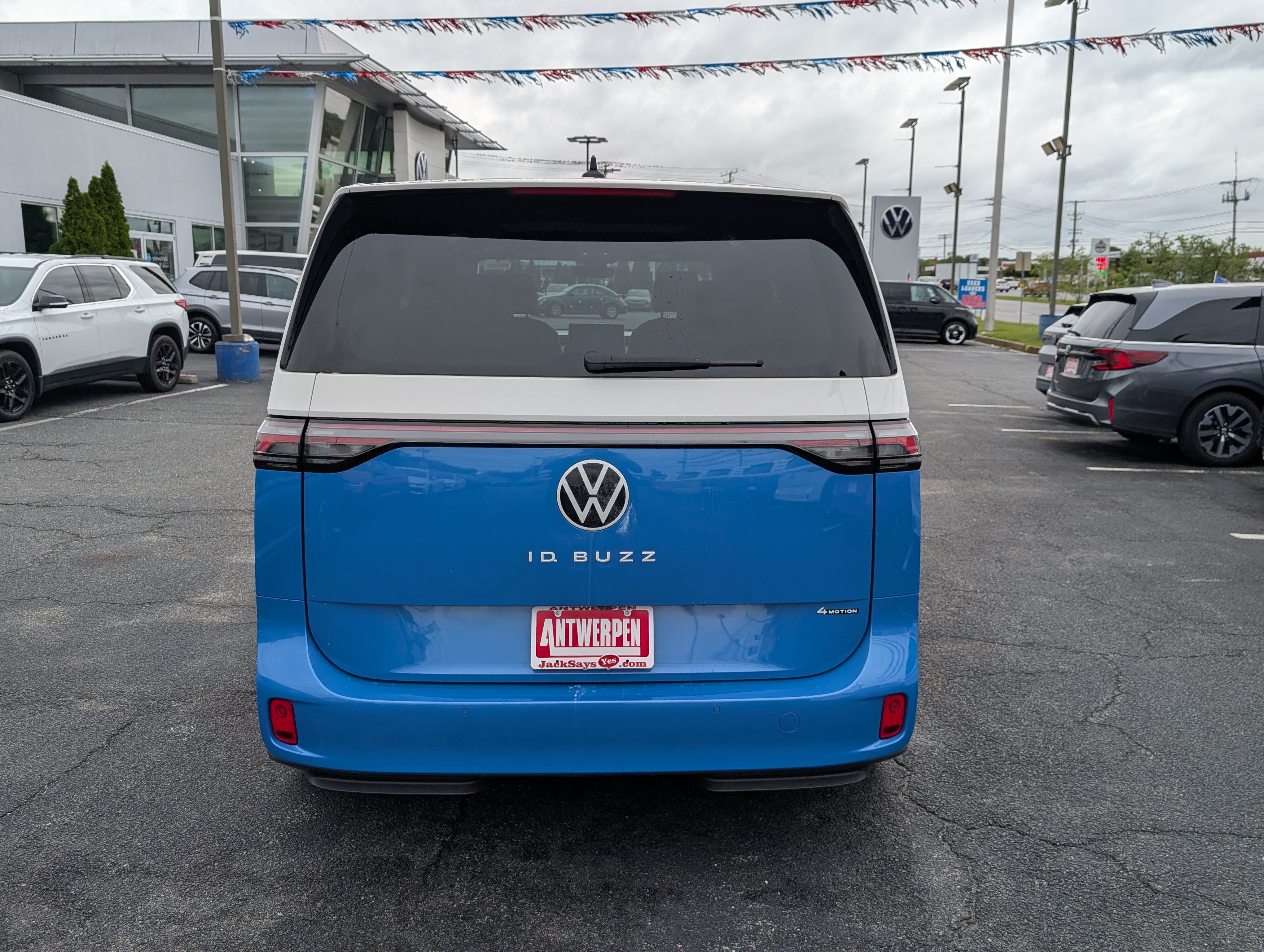 Used 2025 Volkswagen ID. Buzz Pro S Plus w/ Cupholders Package AWD/4WD image 4