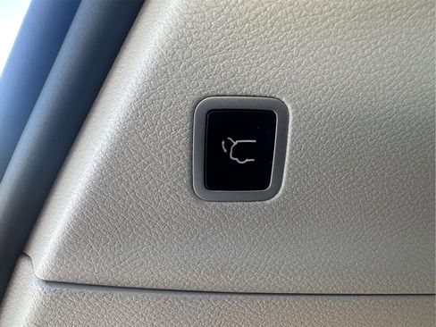 Used 2024 Chrysler Pacifica Touring-L image 38