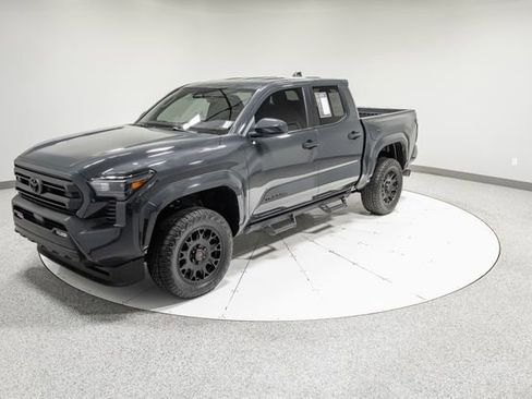 Used 2025 Toyota Tacoma SR5 AWD/4WD image 33