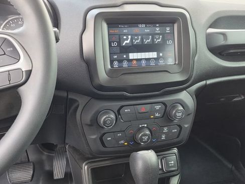 Used 2021 Jeep Renegade Latitude FWD image 10