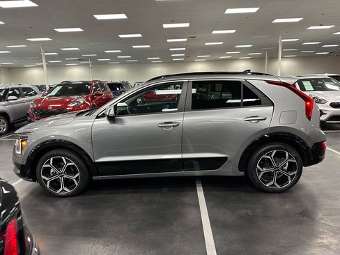 Used 2023 Kia Niro EX Touring image 4