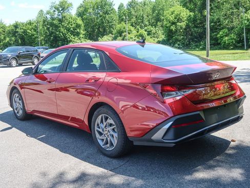 Used 2024 Hyundai Elantra SEL FWD image 13