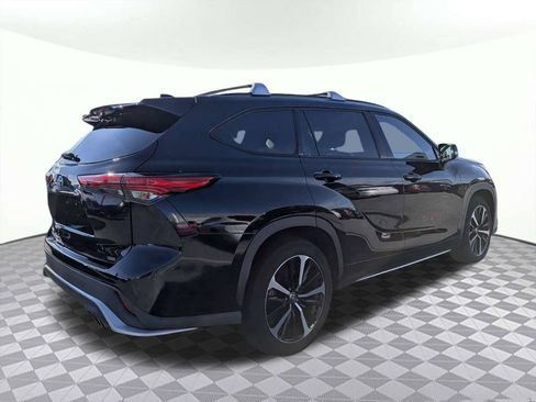 Used 2021 Toyota Highlander XSE FWD image 2
