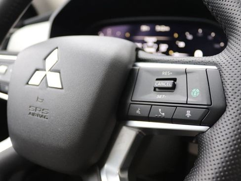 Used 2025 Mitsubishi Outlander AWD image 32