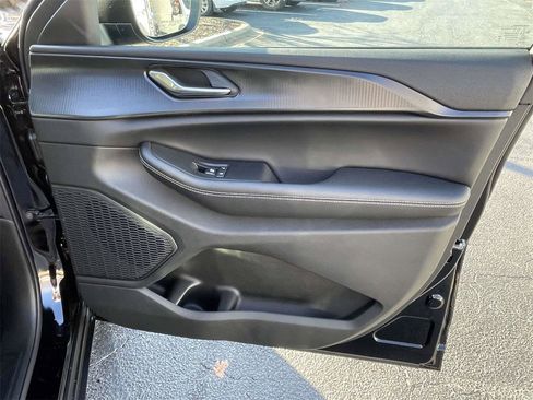 New 2025 Jeep Grand Cherokee Laredo X image 16