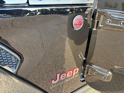 Used 2025 Jeep Wrangler Unlimited Rubicon w/ Convenience Group AWD/4WD image 26