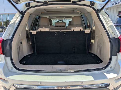 Used 2017 Nissan Pathfinder Platinum FWD image 12