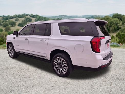 Used 2023 GMC Yukon XL Denali Ultimate AWD/4WD image 8