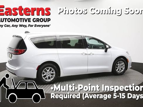 Used 2023 Chrysler Pacifica Touring-L FWD image 44