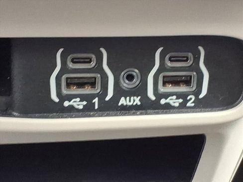 Used 2023 Chrysler Voyager LX image 19