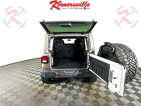 Used 2018 Jeep Wrangler Unlimited Sahara image 30