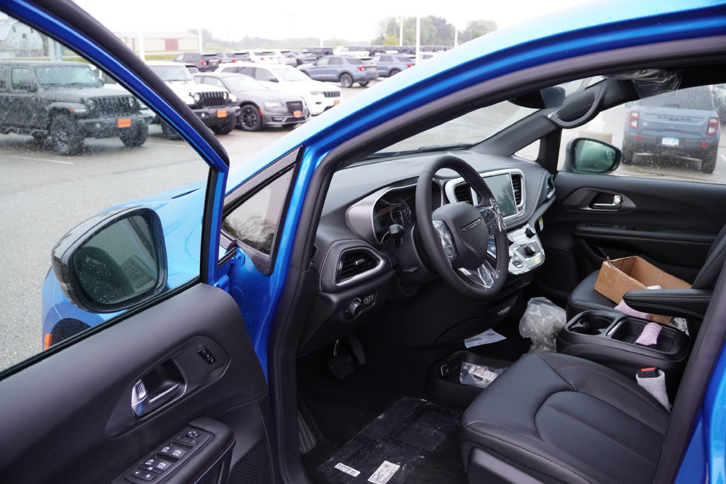 New 2027 Chrysler Pacifica Select AWD/4WD image 12