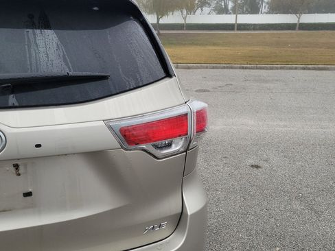 Used 2014 Toyota Highlander XLE image 19