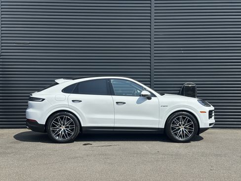 Certified 2025 Porsche Cayenne E-Hybrid Coupe AWD/4WD image 9