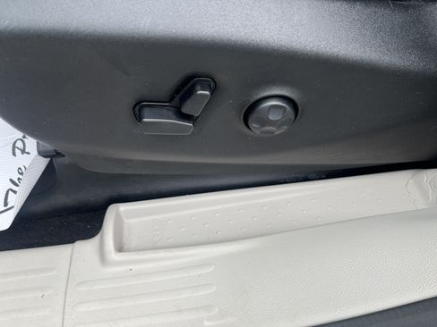 Used 2019 Chrysler Pacifica Limited w/ Tire & Wheel Group FWD image 10