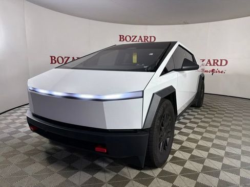 Used 2025 Tesla Cybertruck AWD Crew Cab image 4