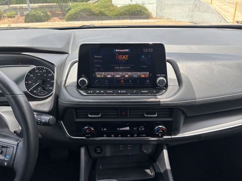 Used 2025 Nissan Rogue SV FWD image 17