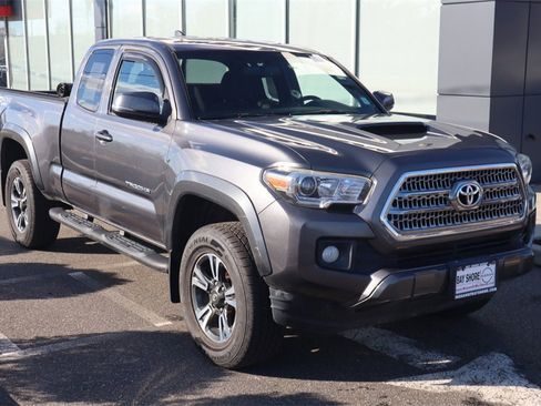 Used 2017 Toyota Tacoma TRD Sport image 4
