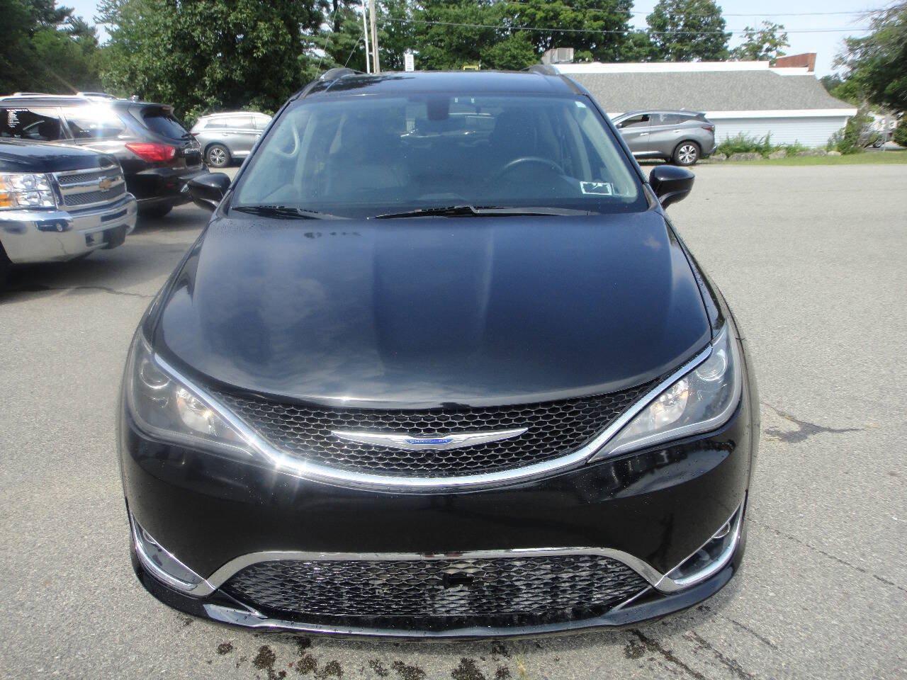 Used 2018 Chrysler Pacifica Touring-L FWD image 2