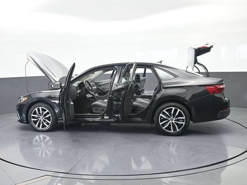 Used 2025 Volkswagen Jetta SE FWD image 70