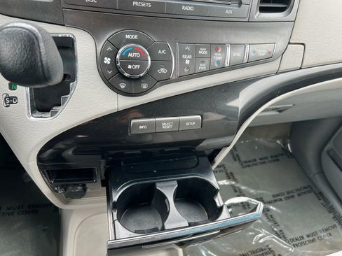 Used 2013 Toyota Sienna LE w/ Towing Pkg image 21