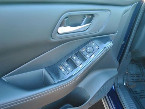 Used 2025 Nissan Rogue SV image 15