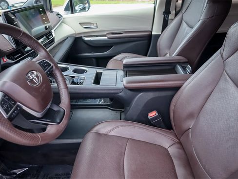 Used 2023 Toyota Sienna Platinum image 9