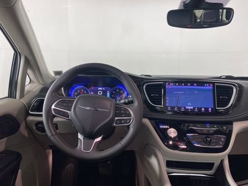 Used 2023 Chrysler Pacifica Limited image 12