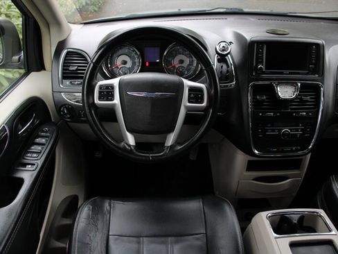 Used 2014 Chrysler Town & Country Touring image 20