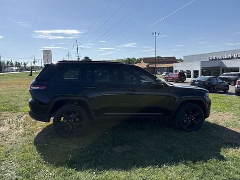 Used 2023 Jeep Grand Cherokee Altitude AWD/4WD image 14