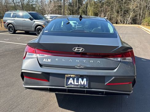 New 2026 Hyundai Elantra SE image 4