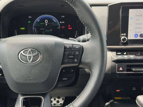 Used 2025 Toyota Camry SE w/ Convenience Package image 7