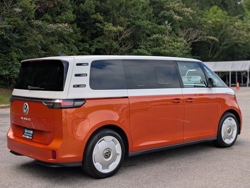 Used 2025 Volkswagen ID. Buzz 1st Edition RWD image 9